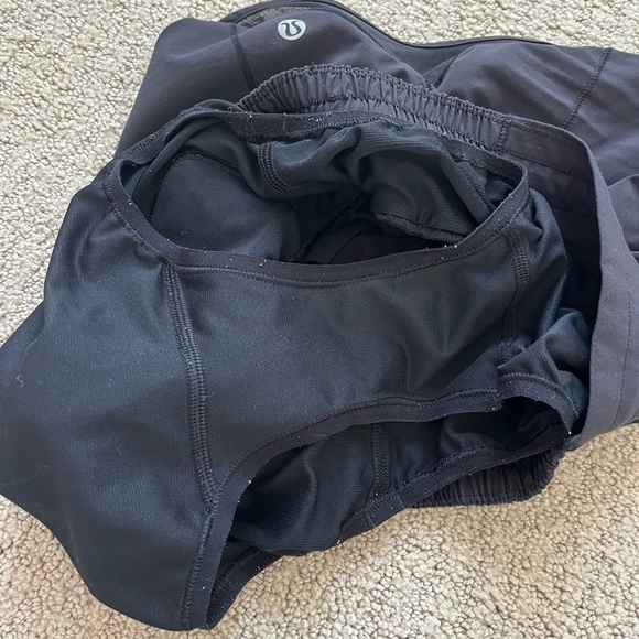 Lululemon Black Hotty Hot 2.5” Shorts Size 2 - Picture 4 of 5